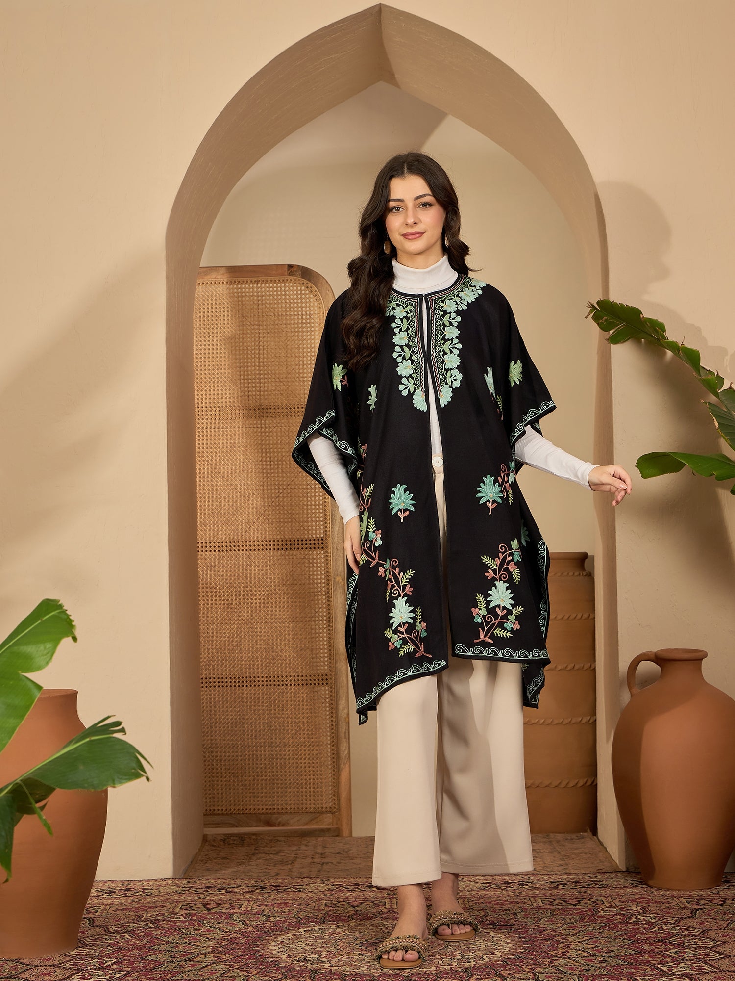 Women Black kashmiri embroidery pheran