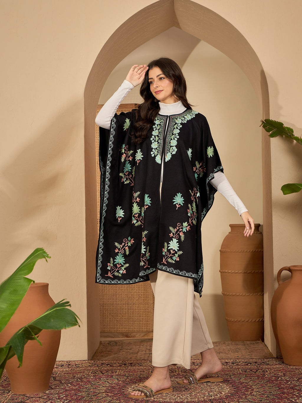 Women Black kashmiri embroidery pheran