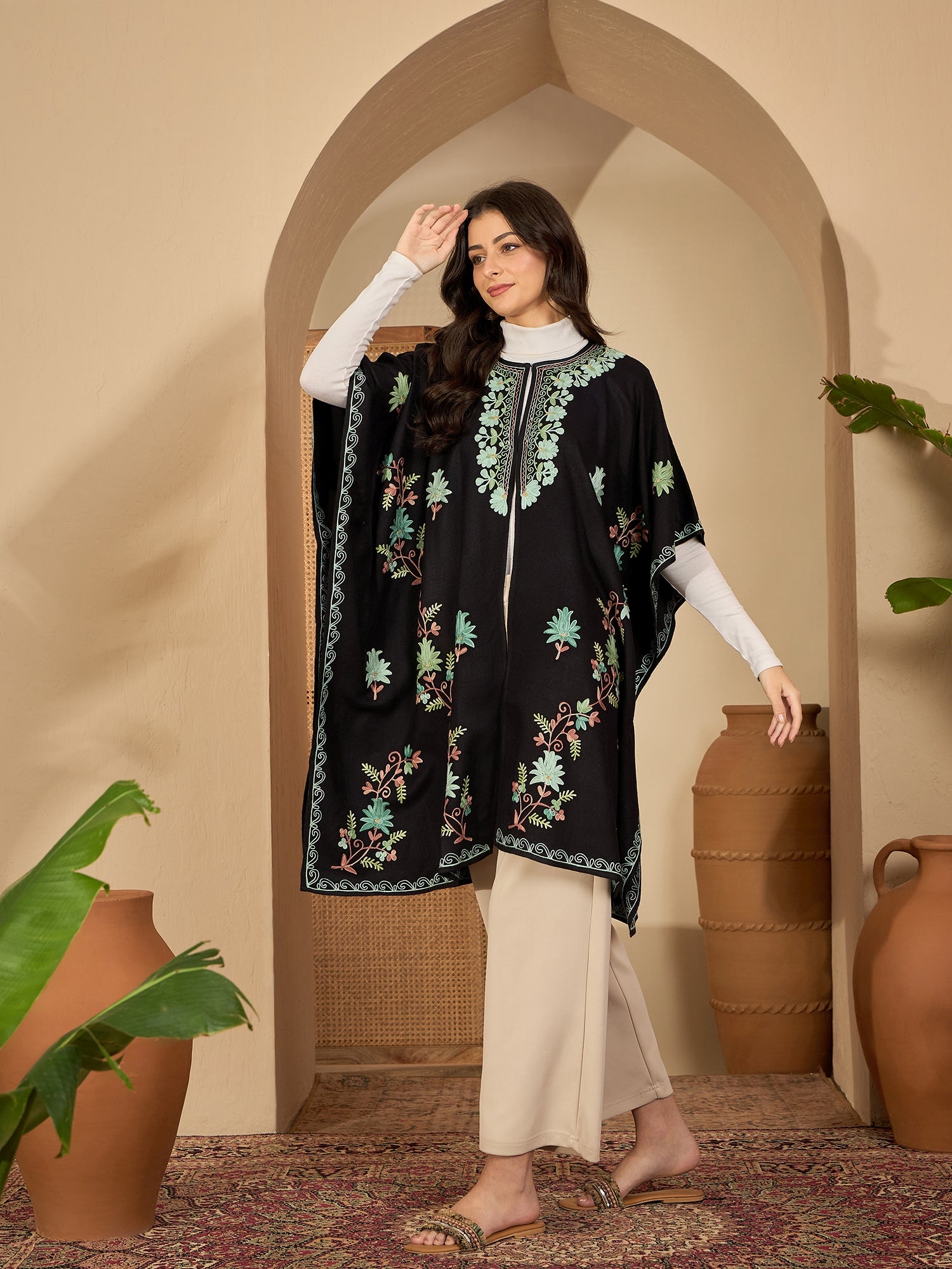 Women Black kashmiri embroidery pheran