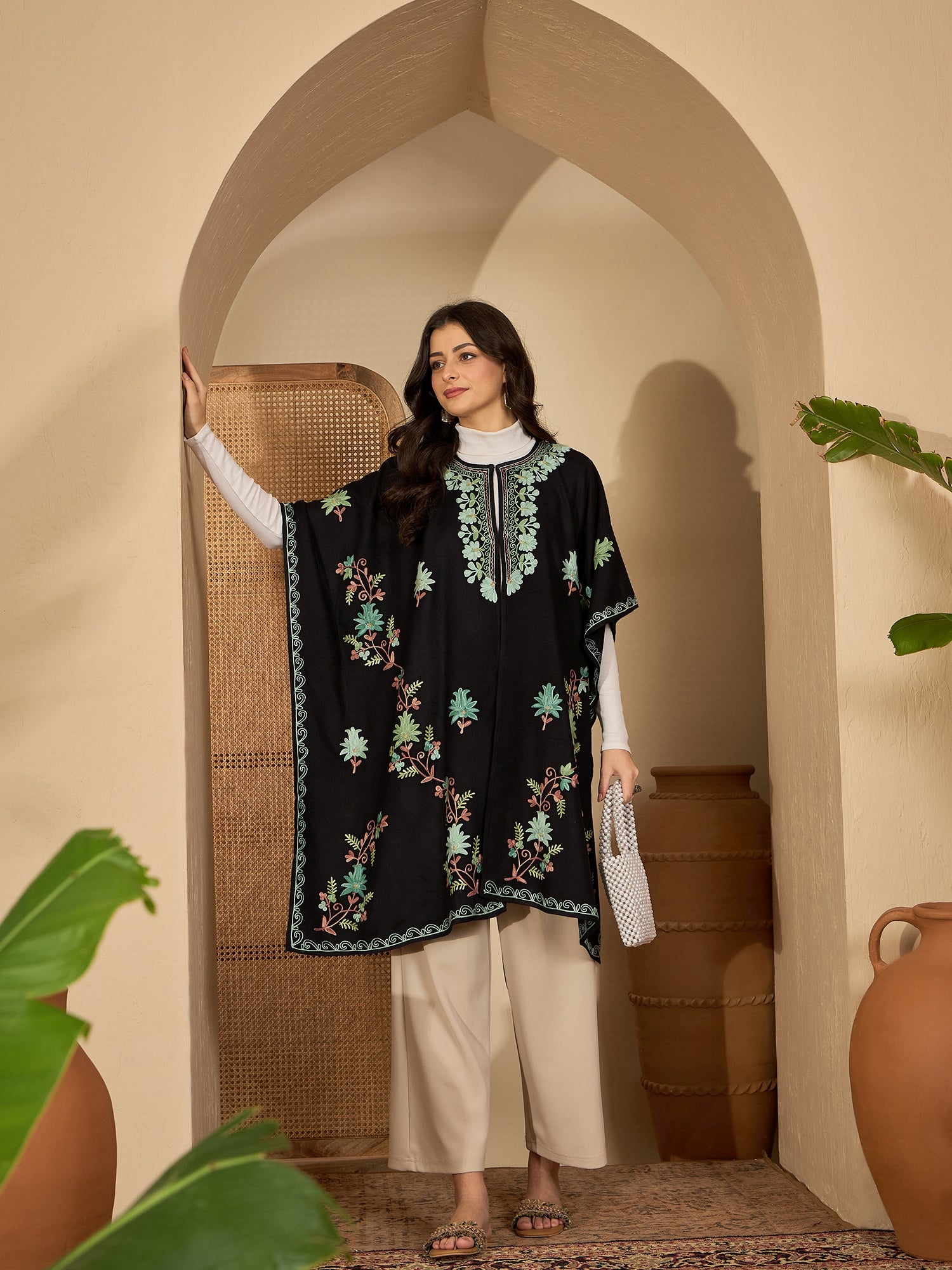 Women Black kashmiri embroidery pheran