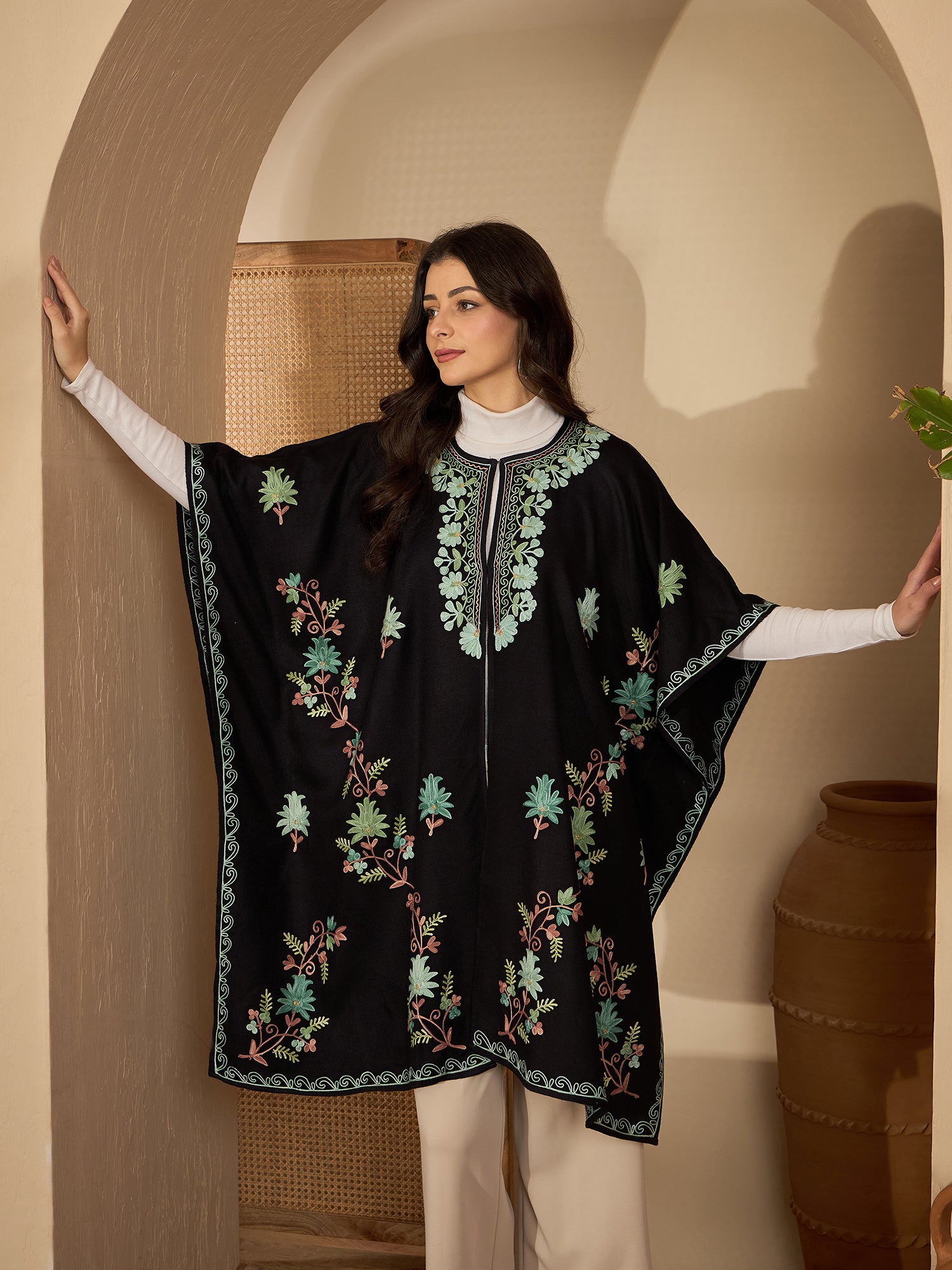 Women Black kashmiri embroidery pheran