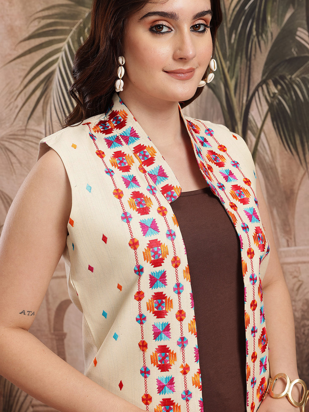 Women Cream Geometric Embroidered Tailored Sleeveless Jacket