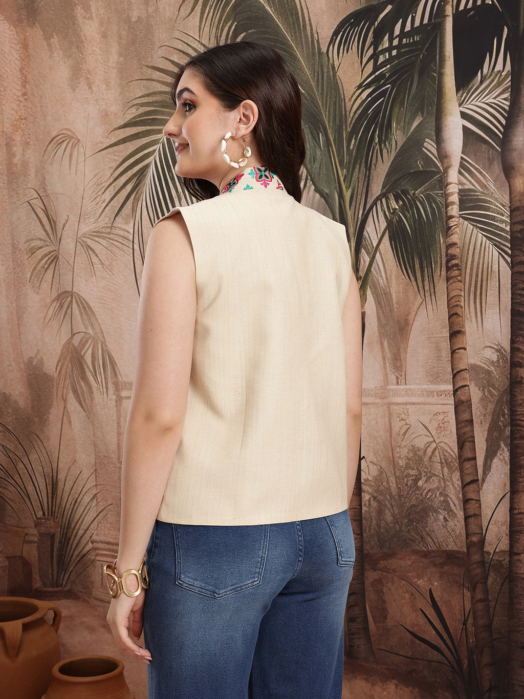 Women Cream Geometric Embroidered Tailored Sleeveless Jacket